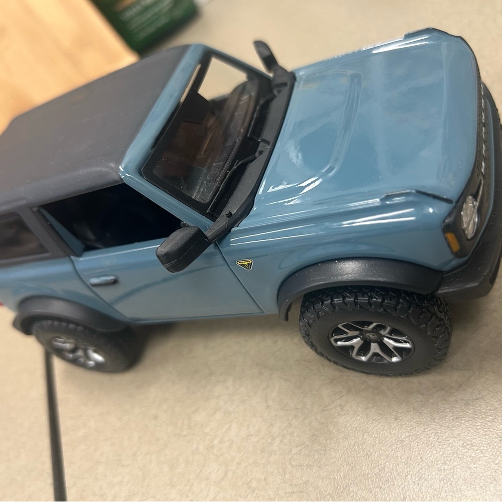 Maisto 1:24 Special Edition 2021 Ford Bronco Badlands 2 dr. Blue - Picture 3 of 7
